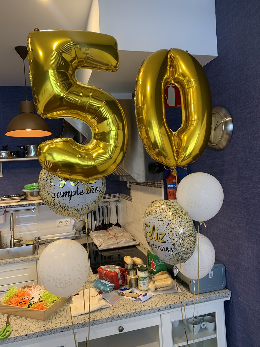 diliz13's tweet photo. La #FotoComida de hoy está patrocinada por el cumple de un colega (no, yo no tengo 50). Merendola y Rosalía, creo q no se puede pedir más 🤣 https://t.co/OJrxYVMluH