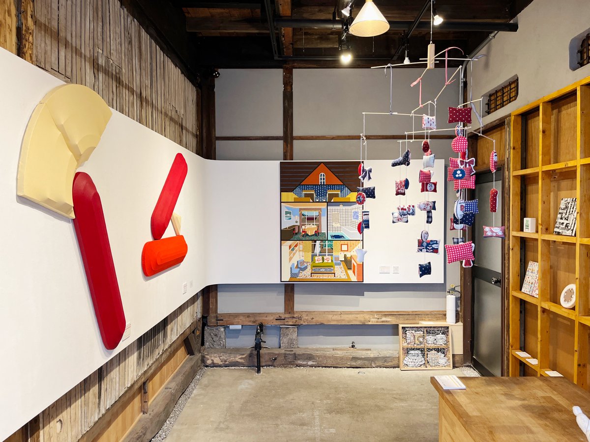 村山心南さん、横山輝さん、高木いろ佳さんの展覧会「CHILDREN‘S ROOM Popsicle」を谷中のhacoで見た。東京藝術大学絵画科油画専攻二年次在籍中の三人の作家による展示。写真は村山さん（2枚）、横山さん、村山さん（左）と高木さん（奥・天吊り・右）の展示風景。9/18まで。