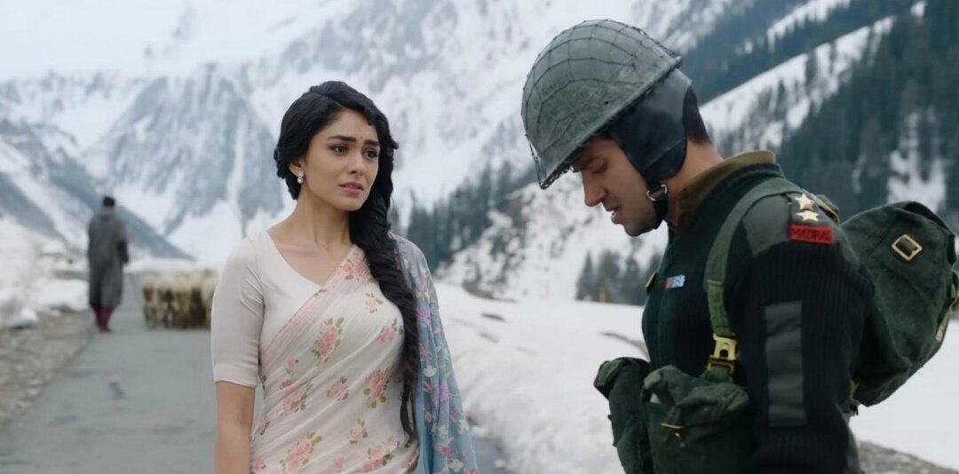 CancerLadki's tweet photo. Watching for the fourth time and still can't stop crying 😭

They deserve a better end ✨💫
#SitaRamam 

#SitaMahalakshmi #LieutenantRam #PrincessNoorJahan  #MrunalThakur #DulquerSalmaan #RashmikaMandanna https://t.co/zWLLs2zHWM