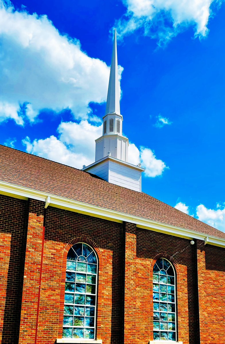 averagejillsip's tweet photo. Good Day Dear Ones!! What a beautiful blue sky morning!! 🤗 #photo #sky #architecture #church #steeple #placetopray #art #StainedGlassSunday https://t.co/aBizOhXdQb