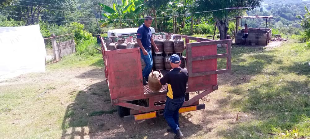 YareAlcaldia's tweet photo. Desde el centro de trabajo "Jefa Apacuana" Se da inicio al PLAN DE ABASTECIMIENTO DE  GLP para los municipios Simón Bolivar y Tomas Lander, para lograr el llenado de cuatro mil cilindros 
#OrgulloYarense 
#gascomunal 
@mirandagas_ 
@HectoRodriguez
@nicolasmaduro 
@saulyanezyare https://t.co/xIb6CfOtgy