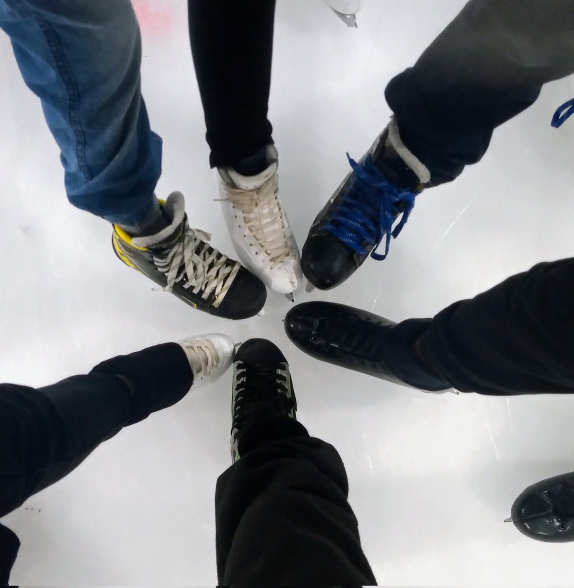 IberianCitizen's tweet photo. Un equipo, es aquel conjunto de personas que, a pesar de sus diferencias, comparten una pasión y objetivo común
Mundo, ¿hacemos equipo?
⛸️🏒 #proud #BeATeam💪
#TeamIce #EquipoHielo #artistico #hockey #hielo
@laneverahielo https://t.co/RqvJQGBcHw