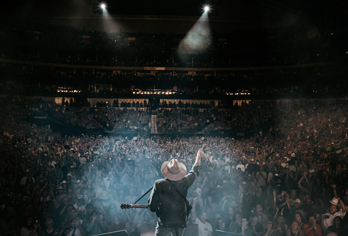 OfficialJackson's tweet photo. “Oh, how I wish Dallas was in Tennessee…” 🎶 Thanks for keepin’ it country last night @AACenter! #Dallas #LastCallWithAlan

📸: @JoshGicker https://t.co/FxpgfJvNoj