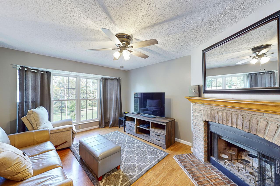 HommatiNetwork's tweet photo. 322 Green Jade Estates Dr, Fenton, MO 63026 - 3 Beds 2.5 Baths 1344 Sq Ft Built 1989. Experience this beautiful home with an interactive 3D tour @ https://t.co/EnRleCZ5MP

#Hommati #stlouisrealty #stlouisrealestate #stlouishomes #stlhomes #stlrealtor https://t.co/ymWIqzrUNQ