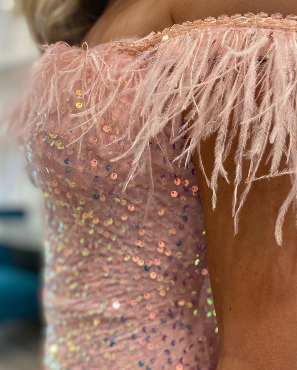 alyceparis's tweet photo. 💕 Style 4606 👉🏾 https://t.co/s7pZWvvkM9

📸 @ritzformal 💗

#regram #alyceparis #sequindress #feathers #featherdress #offtheshoulder #pink #pinkdress #pinkdresses #hoco #hocodress #hoco22 #homecomingdresses #homecomingdress #iridescentdress #pageantdresses #partydress https://t.co/caeS5WHGo5