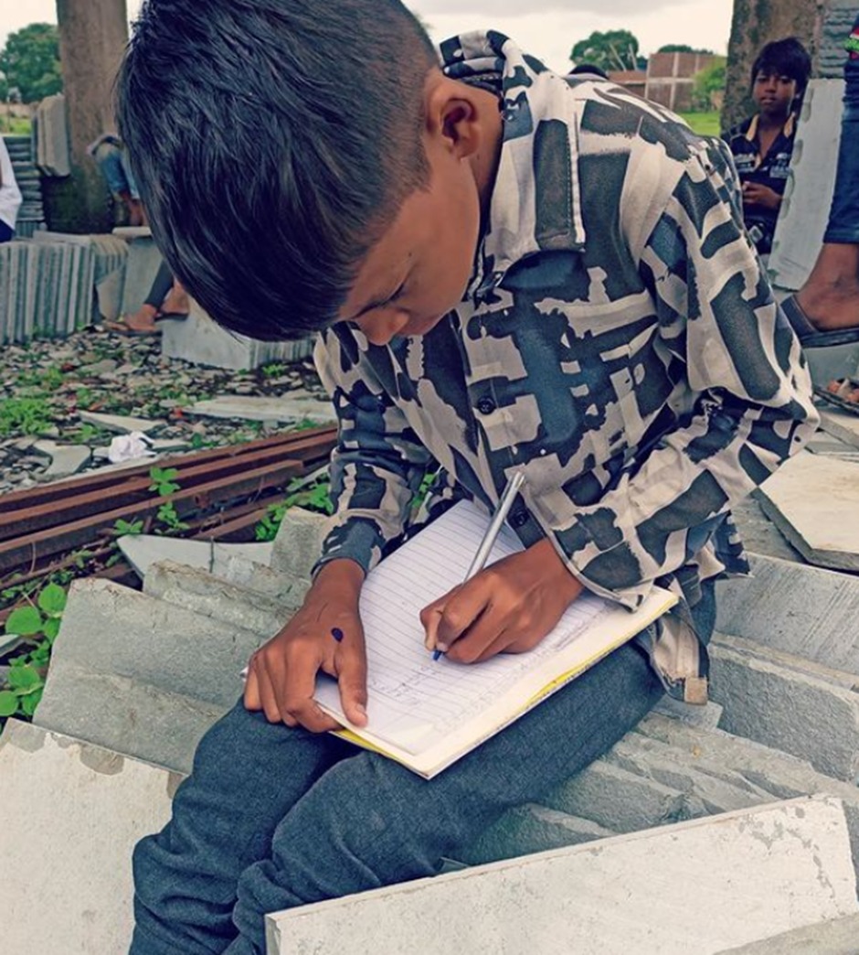 rimshikhaa's tweet photo. They’re trying to get education, we’re trying to help them. Now its your turn. Try donation. Karke dekho, acha lagta h. 
#pustakdaan #aashraya #donation #education https://t.co/5iqsdgkEC6