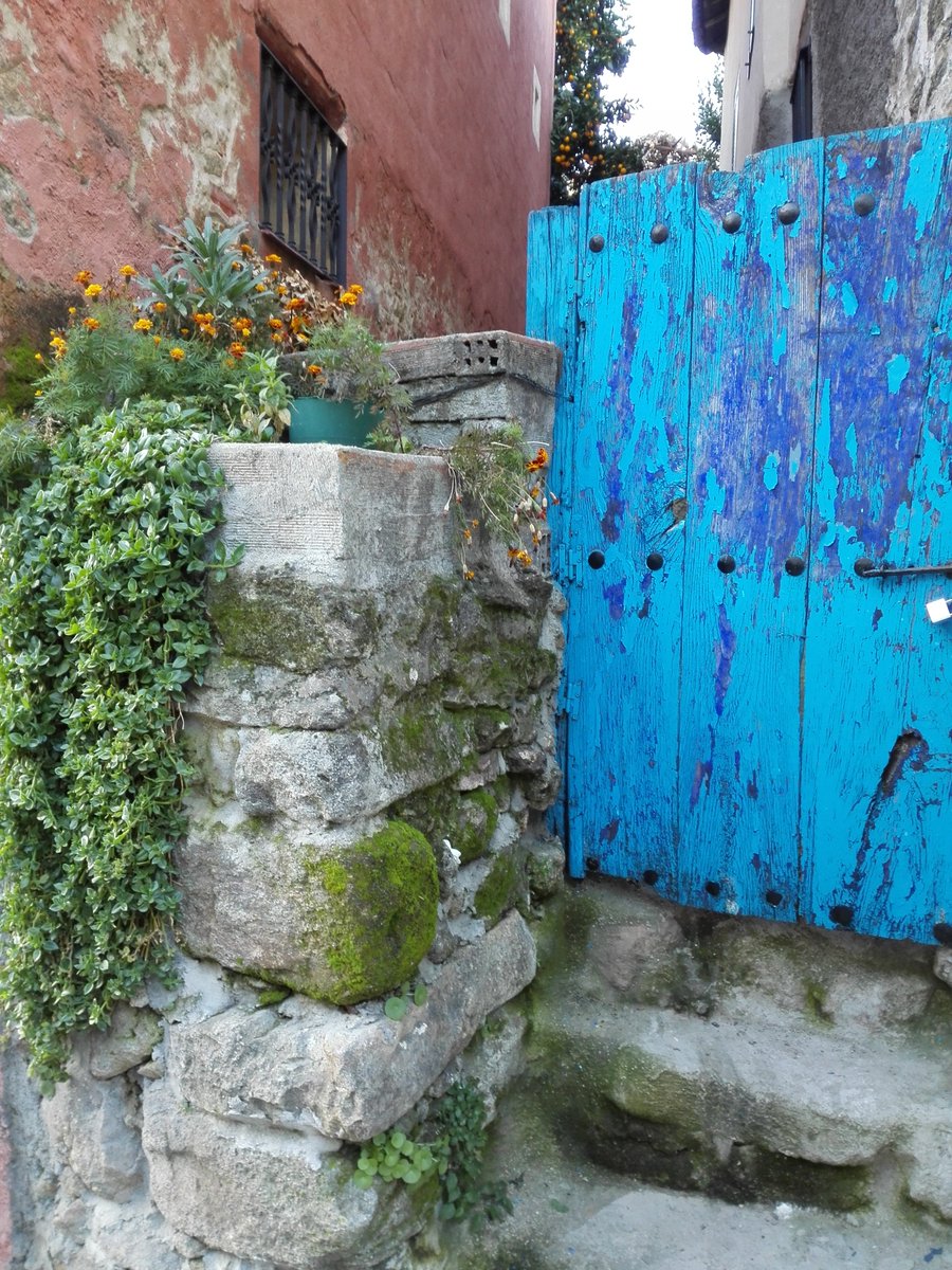 VeradeCaceres's tweet photo. Rincones de la Vera. La Puerta Azul en 2014. Garganta la Olla.
#LaVera #Gargantalaolla https://t.co/5qdcAAFmqc