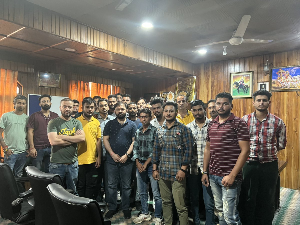 AnkurSharma_Adv's tweet photo. 18.09.2022: Meeting with IkKJutt Jammu Yuva (Youth) Office Bearers concluded today. 

Youth Team shall be officially notified in Navratras. https://t.co/SU6CMpySVT