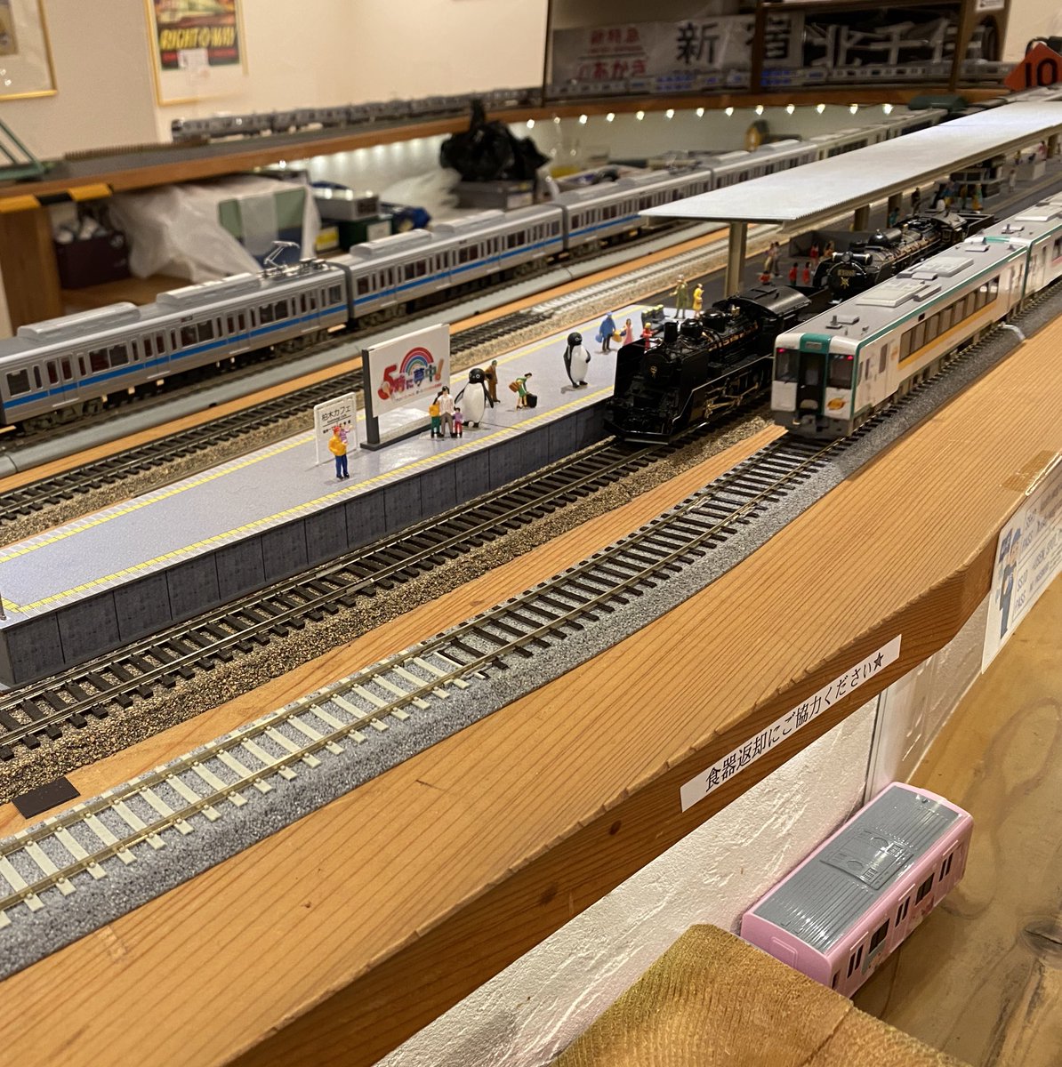 hudj3a's tweet photo. 純鉄ラインさんのイベントに参加しました！電車率が高く機関車好きの私には非常に刺激がありました…次回も楽しみにしてます！

Some pictures I snagged from a visit to a model train Youtuber’s event today…there were so many trains that I’ve never seen before! https://t.co/jZ1P1GwrhG