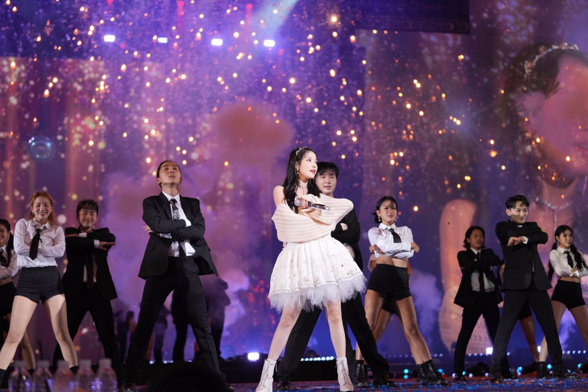 jieun_thailand's tweet photo. ไอยูของพวกเราได้เขียนประวัติศาสตร์ใหม่ขึ้นมาแล้วค่ะ จากนี้ไอยูคือศิลปินเกาหลีหญิงเดี่ยวคนแรกที่ได้แสดงที่ Jamsil Olympic Stadium สเตเดียมที่ใหญ่ที่สุดในประเทศเกาหลีโดยมีผู้เข้าชม 90,000 คน 🧡✨

#The_Golden_Hour
#IU @_IUofficial https://t.co/sAbo6npAXQ