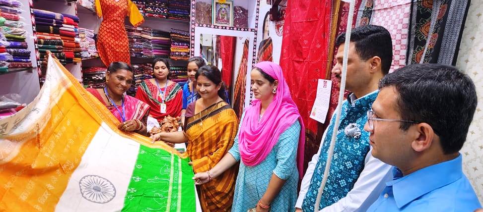 MayorofBBSR's tweet photo. At the Inaugural Ceremony of Subarnashree, an exclusive handloom retail outlet initiated by ORMAS and Mission Shakti at Keshari Mall, Bhubaneswar today. Principal Secretary @arvindpadhee, Collector Subarnapur, local Corporators and BMC official were present on this occasion. https://t.co/N2AkyjJJ3B