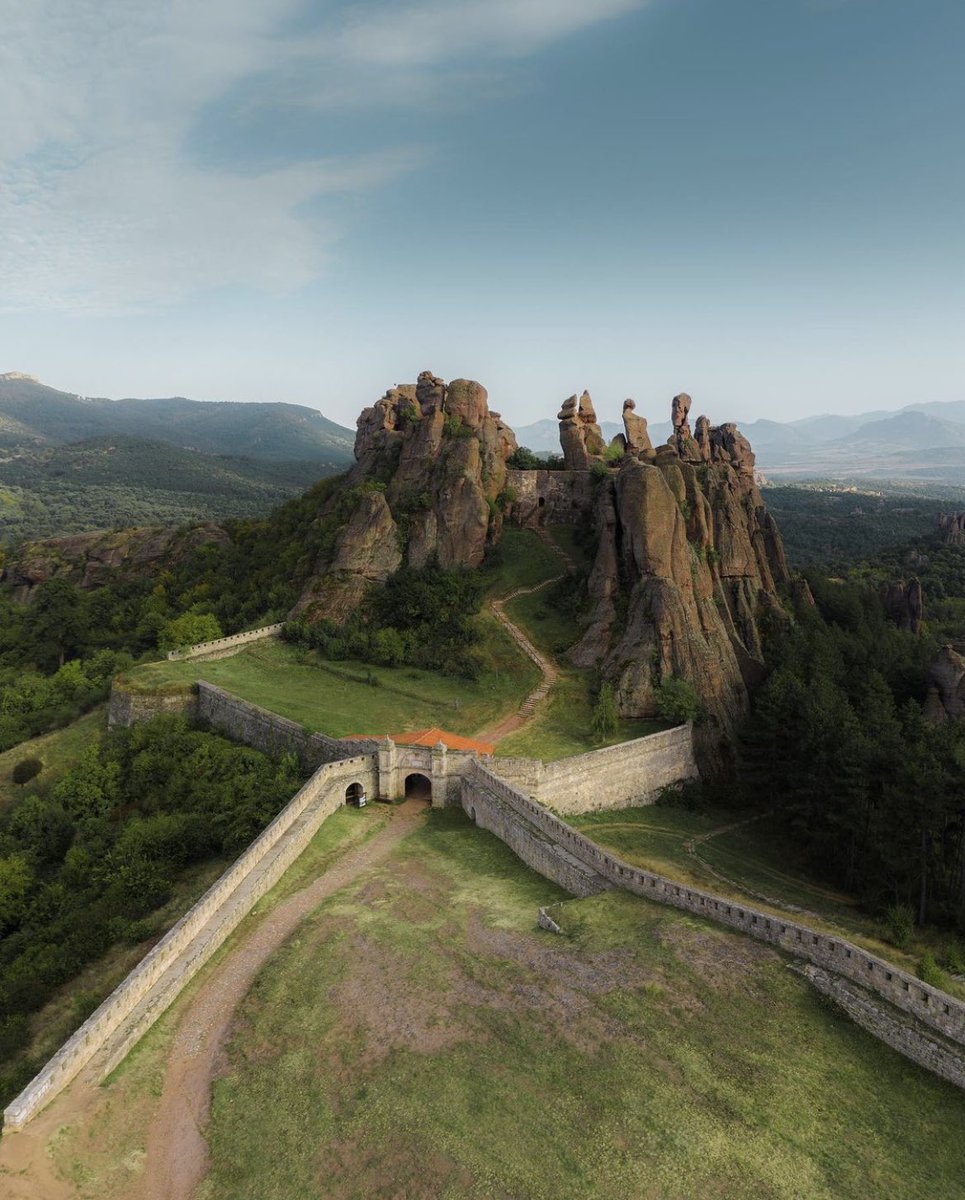 IvanGaidarov's tweet photo. The #Belogradchik_Rocks (#Белоградчишки_скали, Belogradchishki skali), a group of sandstone and conglomerate rock formations located on the western slopes of the #Balkan mountain, with the ancient fortress #Kaleto.
#Bulgaria 🇧🇬
📷Dobromir Raynov https://t.co/7F9irSZ81w
