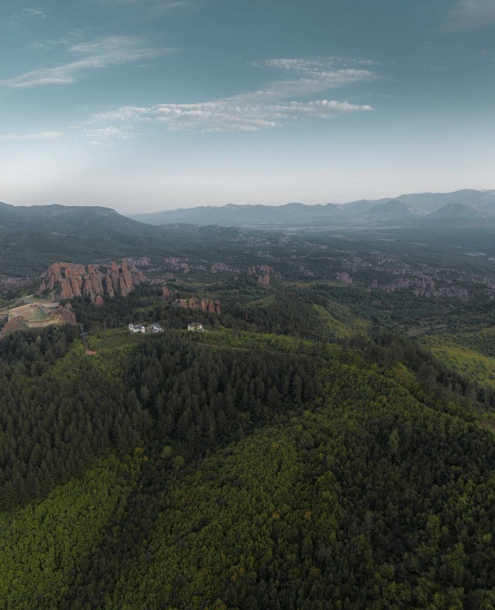 IvanGaidarov's tweet photo. The #Belogradchik_Rocks (#Белоградчишки_скали, Belogradchishki skali), a group of sandstone and conglomerate rock formations located on the western slopes of the #Balkan mountain, with the ancient fortress #Kaleto.
#Bulgaria 🇧🇬
📷Dobromir Raynov https://t.co/7F9irSZ81w