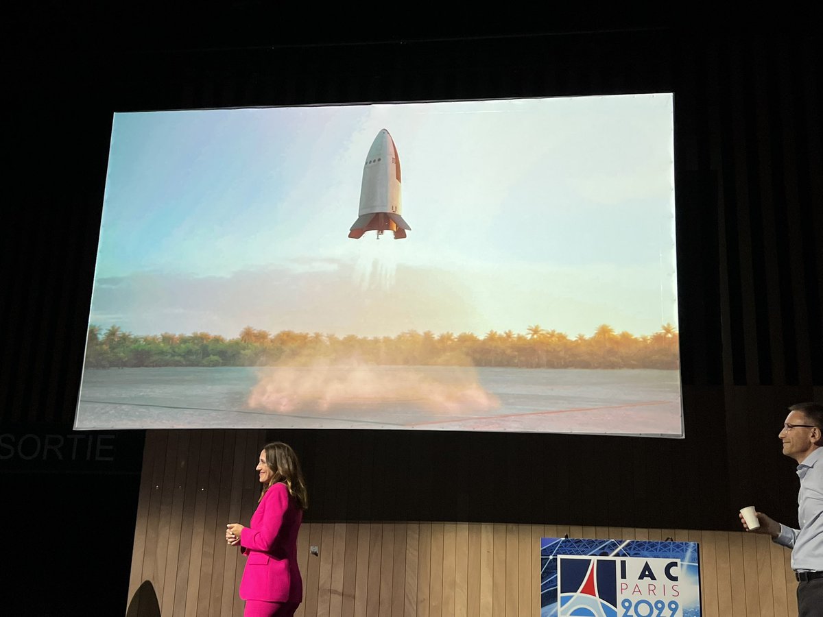 spaceexplore's tweet photo. @IACParis2022 
Sans doute une des annonces les plus intéressantes de ce congrès : #SUSIE par @ArianeGroup et @esa 
Oui vous voyez bien, des astronautes européens lancés par un vaisseau européens. Et il vient se reposer sur ces petites pattes.
On en a rêvé…🤩
@iafastro https://t.co/W52R69jD4h