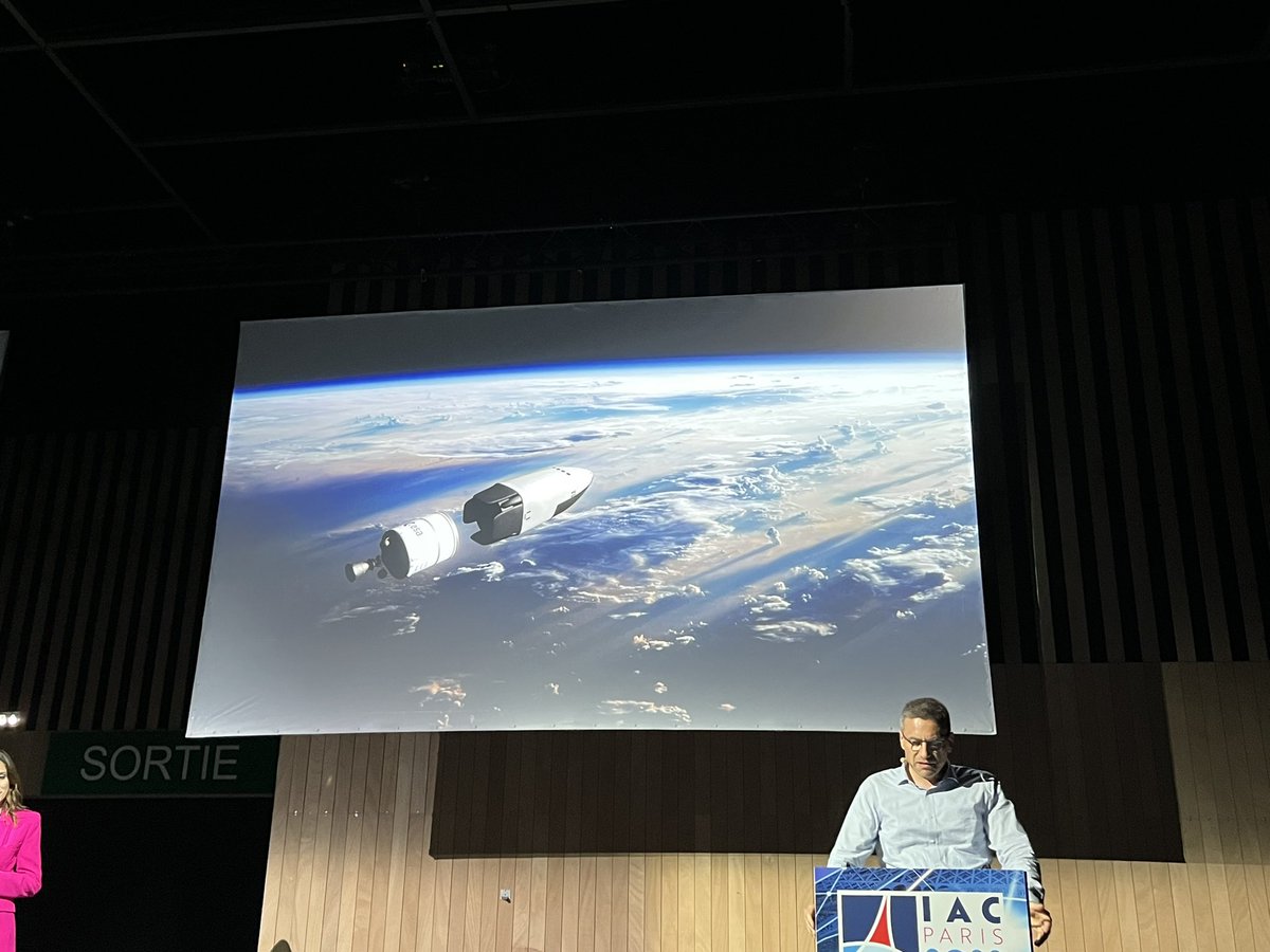 spaceexplore's tweet photo. @IACParis2022 
Sans doute une des annonces les plus intéressantes de ce congrès : #SUSIE par @ArianeGroup et @esa 
Oui vous voyez bien, des astronautes européens lancés par un vaisseau européens. Et il vient se reposer sur ces petites pattes.
On en a rêvé…🤩
@iafastro https://t.co/W52R69jD4h