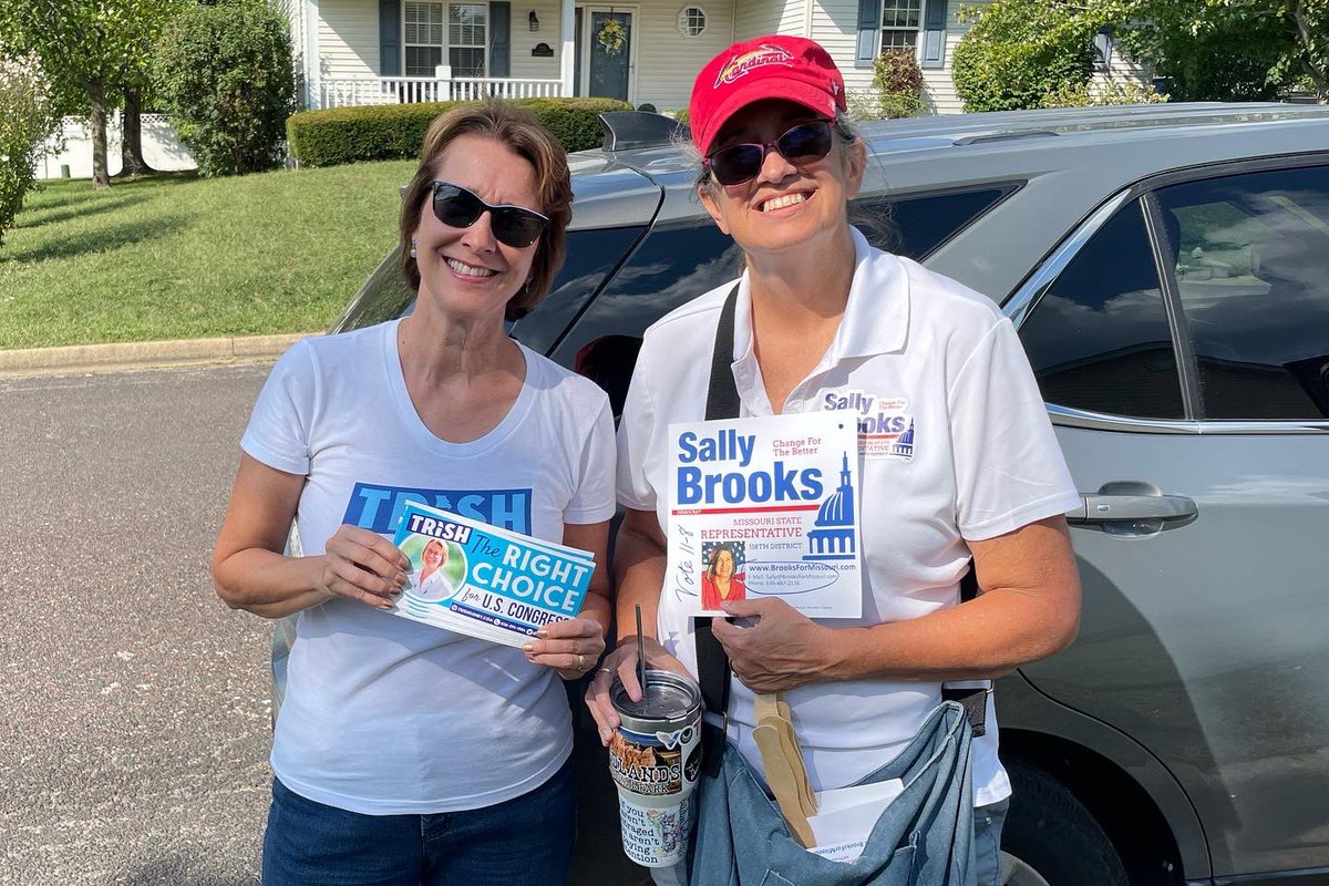 TrishForMO's tweet photo. If there’s one benefit of campaigning, it’s the ample supply of carnival food.
Sullivan, it was a pleasure! 🌭🥤 https://t.co/ttX3whsHfA