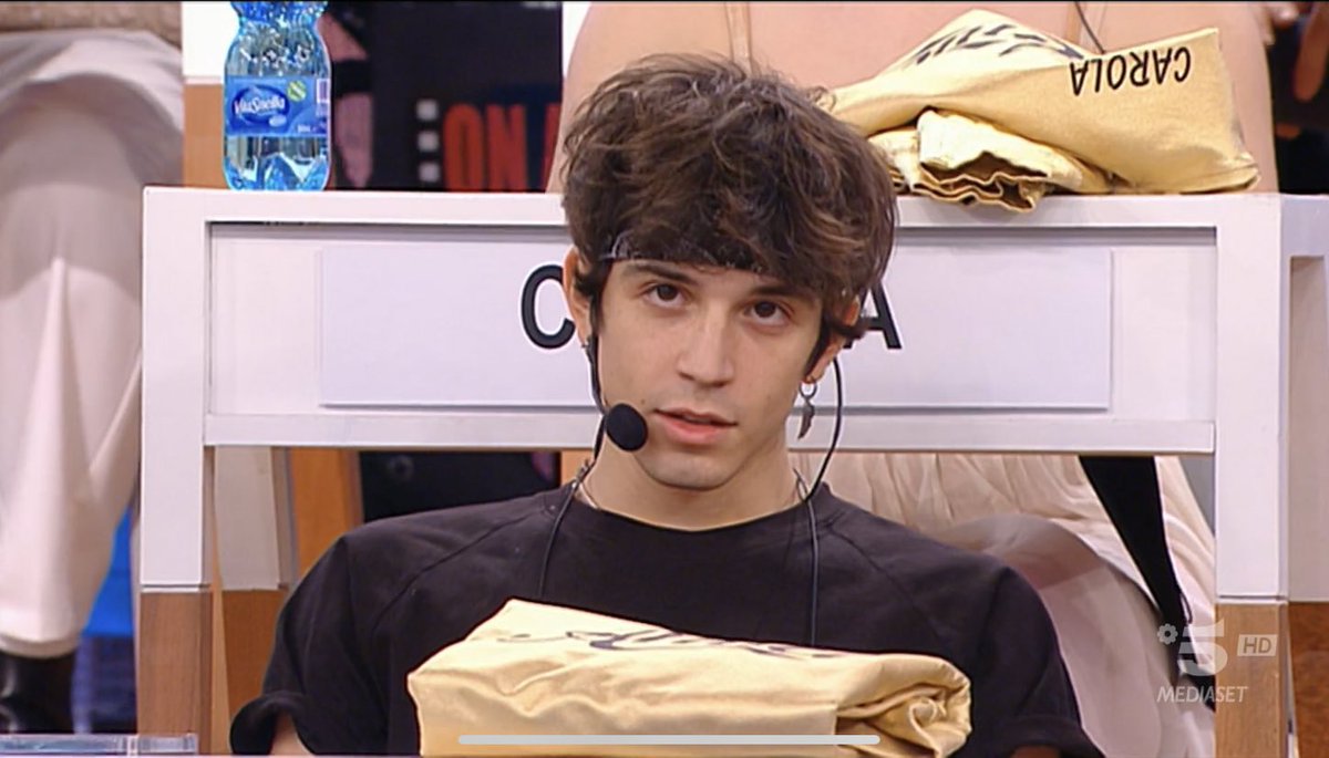 thepr0phecy__'s tweet photo. quel banco urla un solo nome e quel nome è ALEX 

 #Amici22 #alexwyse https://t.co/Yvk2VINuyo