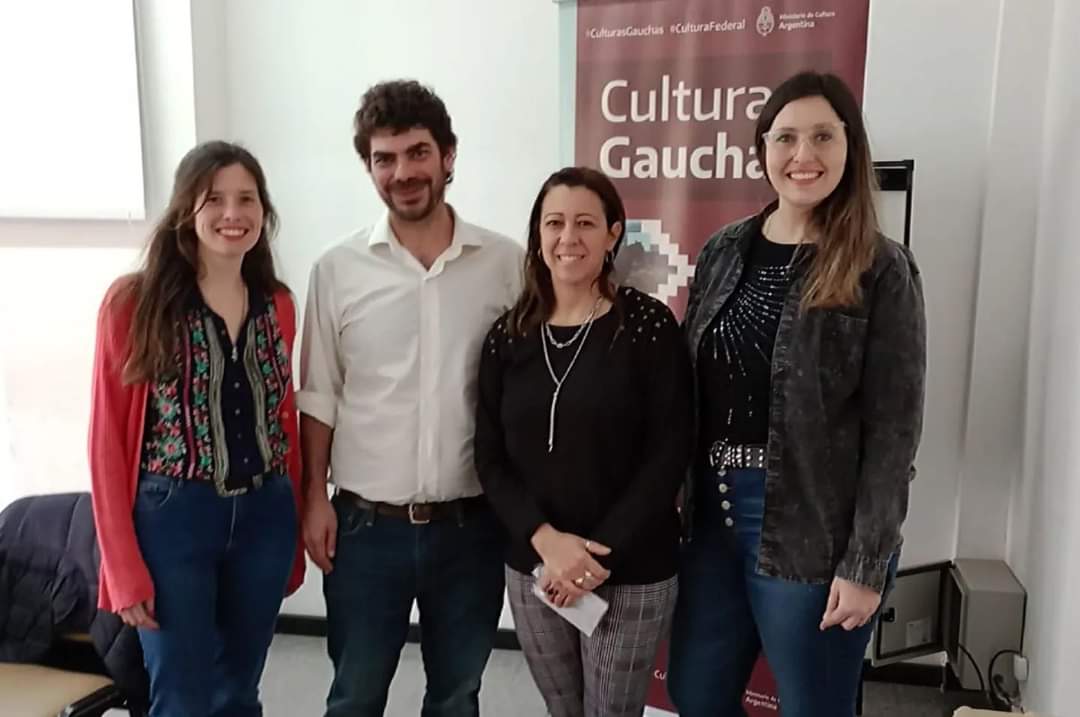 fefoprieto's tweet photo. 🪗 Junto a @PLeibson, coordinador del programa #CulturasGauchas, el Diputado Nacional @rogetandil y la comunidad tradicionalista de Tandil y alrededores, nos reunimos para dialogar sobre la convocatoria que brinda apoyos para asociaciones gauchescas y de la ruralidad. https://t.co/YQyOmKTdFJ