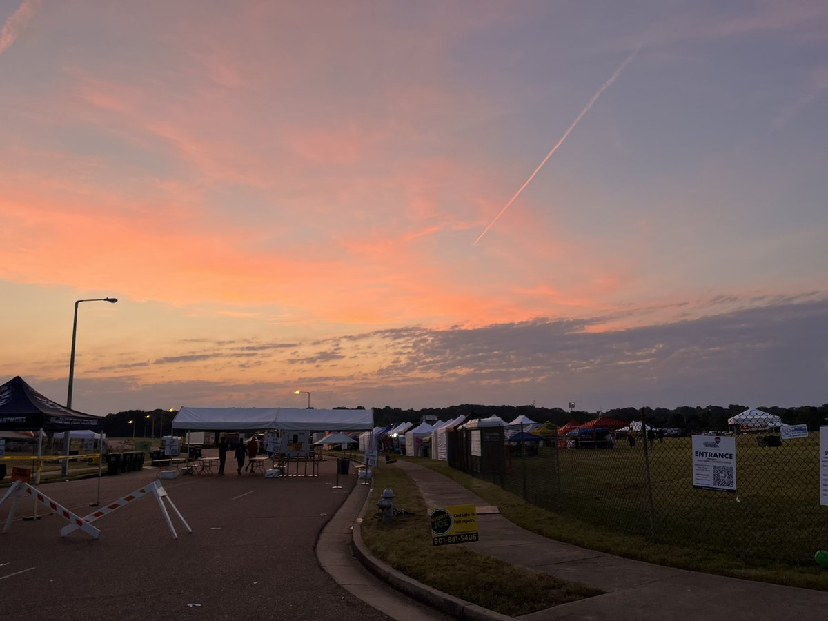 JBiv_5_0's tweet photo. Happy Sunday!! Second day of the balloon festival this weekend. Pretty cool watching the balloons take off after sunrise. More fun stuff out here to bring the family and enjoy this afternoon starting at 3pm. #balloonfestival #weekendfamilyfun https://t.co/Z0NN9OGcTc
