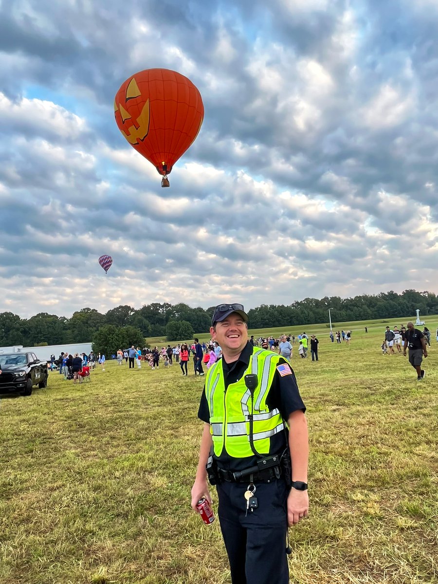 JBiv_5_0's tweet photo. Happy Sunday!! Second day of the balloon festival this weekend. Pretty cool watching the balloons take off after sunrise. More fun stuff out here to bring the family and enjoy this afternoon starting at 3pm. #balloonfestival #weekendfamilyfun https://t.co/Z0NN9OGcTc