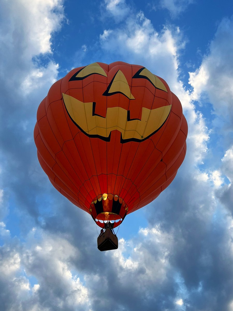 JBiv_5_0's tweet photo. Happy Sunday!! Second day of the balloon festival this weekend. Pretty cool watching the balloons take off after sunrise. More fun stuff out here to bring the family and enjoy this afternoon starting at 3pm. #balloonfestival #weekendfamilyfun https://t.co/Z0NN9OGcTc