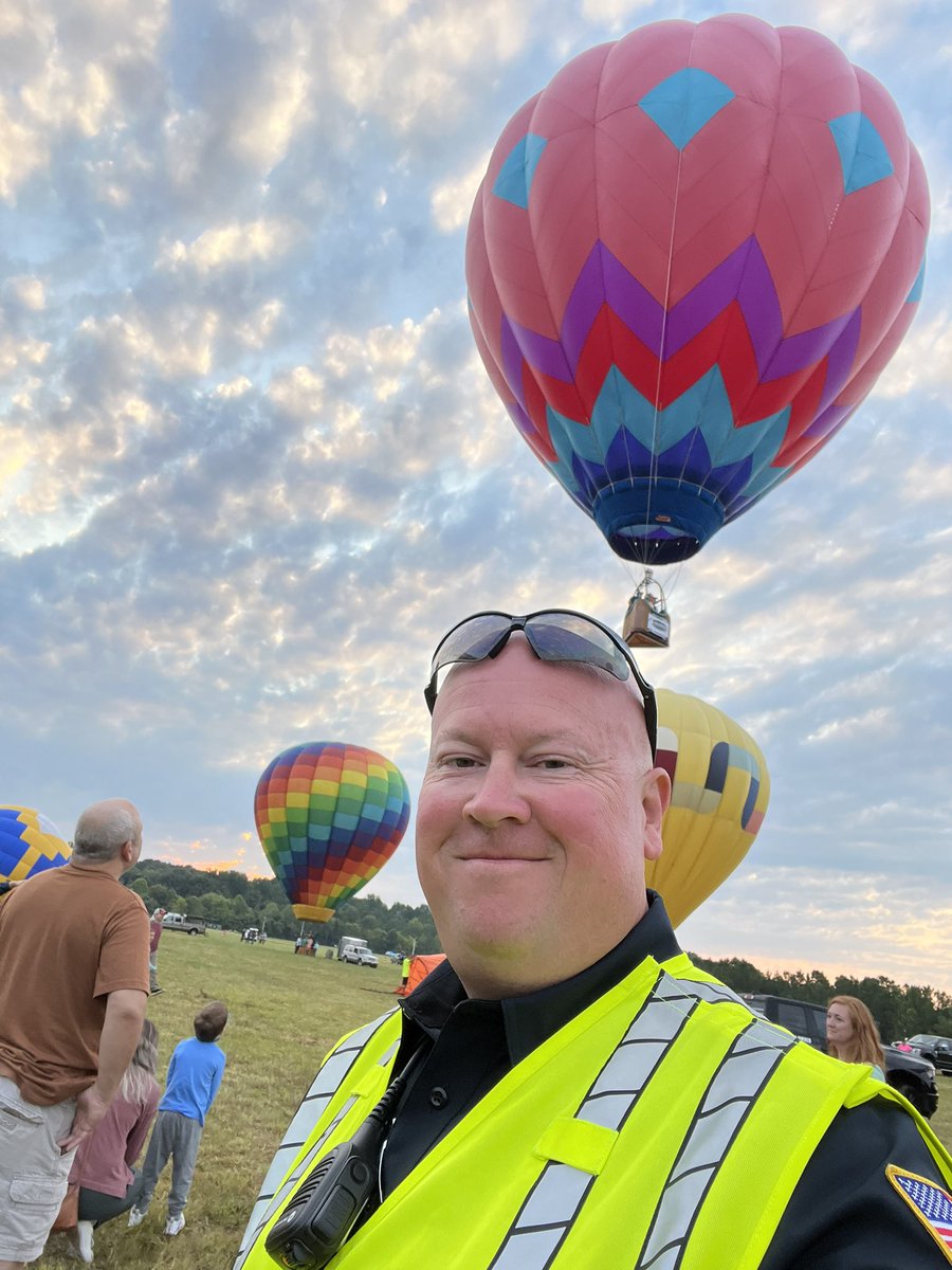 JBiv_5_0's tweet photo. Happy Sunday!! Second day of the balloon festival this weekend. Pretty cool watching the balloons take off after sunrise. More fun stuff out here to bring the family and enjoy this afternoon starting at 3pm. #balloonfestival #weekendfamilyfun https://t.co/Z0NN9OGcTc
