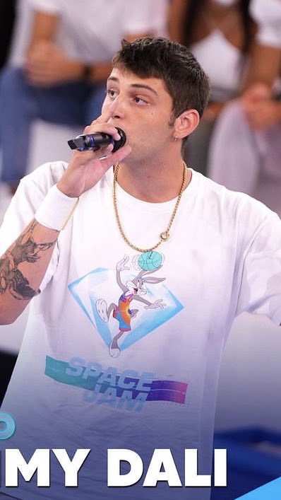 mezzanottemezza's tweet photo. solo io noto una somiglianza? #Amici22 https://t.co/k3jiDGC1d5