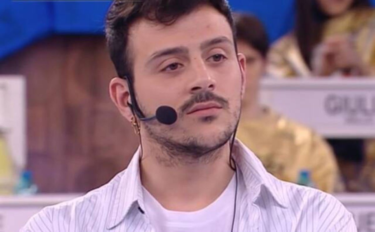 mezzanottemezza's tweet photo. solo io noto una somiglianza? #Amici22 https://t.co/k3jiDGC1d5