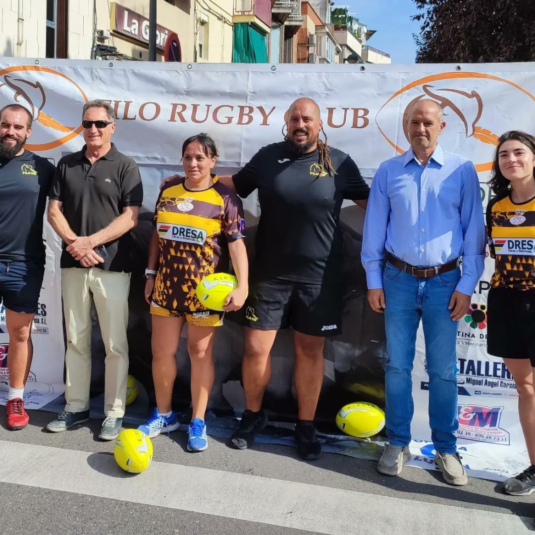 filo_rugby_2019's tweet photo. #Filofamilia / RUGBY EN LA CALLE CON FILO

Esta mañana hemos estado jugando a rugby con todos los curiosos de todas las edades que han querido acercarse a probar, entre ellos el Primer Teniente Alcalde y el Concejal de deportes del @aytogetafe

#AúpaFilo https://t.co/yYAKUNxCOh