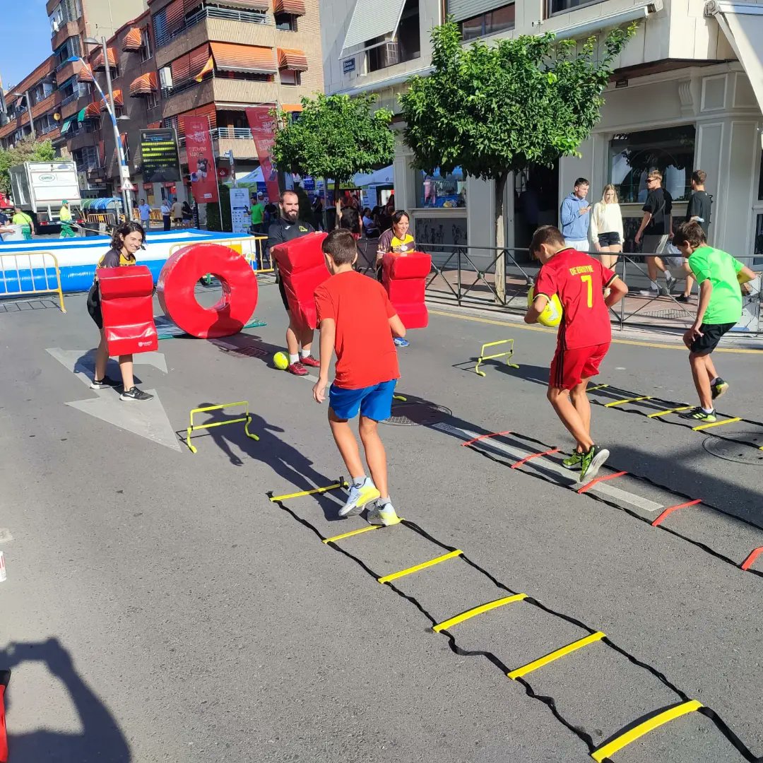 filo_rugby_2019's tweet photo. #Filofamilia / RUGBY EN LA CALLE CON FILO

Esta mañana hemos estado jugando a rugby con todos los curiosos de todas las edades que han querido acercarse a probar, entre ellos el Primer Teniente Alcalde y el Concejal de deportes del @aytogetafe

#AúpaFilo https://t.co/yYAKUNxCOh