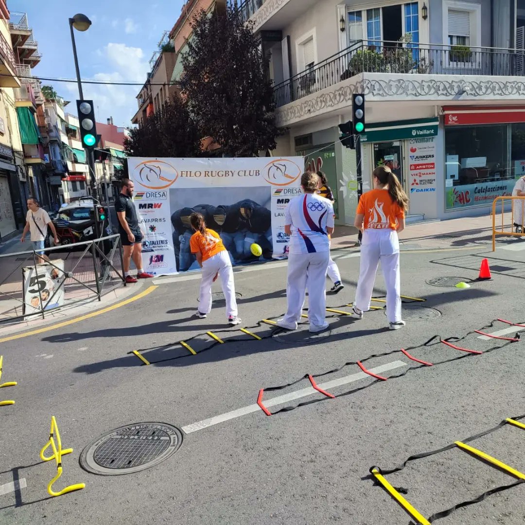 filo_rugby_2019's tweet photo. #Filofamilia / RUGBY EN LA CALLE CON FILO

Esta mañana hemos estado jugando a rugby con todos los curiosos de todas las edades que han querido acercarse a probar, entre ellos el Primer Teniente Alcalde y el Concejal de deportes del @aytogetafe

#AúpaFilo https://t.co/yYAKUNxCOh
