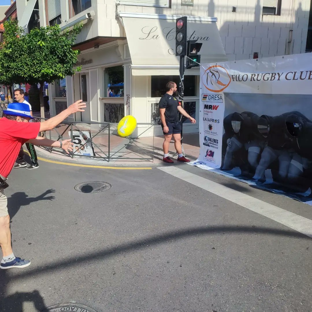 filo_rugby_2019's tweet photo. #Filofamilia / RUGBY EN LA CALLE CON FILO

Esta mañana hemos estado jugando a rugby con todos los curiosos de todas las edades que han querido acercarse a probar, entre ellos el Primer Teniente Alcalde y el Concejal de deportes del @aytogetafe

#AúpaFilo https://t.co/yYAKUNxCOh