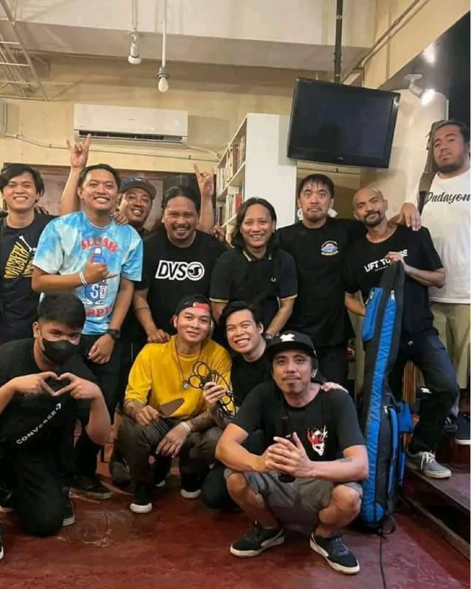 forgetfulbob's tweet photo. (1/2) Thank you guys for coming out to the show last night 🖤 It meant the world to us! We got to play new songs, and share our music with y'all :') We will never take that for granted. Thank you Kuraudo Merch, MiksPX and Bear Eats Bear, thank you @handurawpizza Mango. https://t.co/fWA90TkZPk