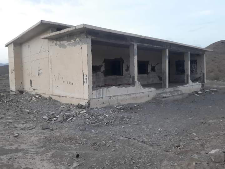 AyazBalochh's tweet photo. ضلع آواران تحصیل مشکے بلوچستان
اگر آپ زیر نظر تصویر کو آثار قدیمہ کا کوئی سائٹ سمجھ رہے ہیں تو آپ بہت غلط ہیں۔ بھوت بنگلہ جیسا یہ عمارت گورنمنٹ پرائمری اسکول دائرہ میسکی مشکے کی ہے. https://t.co/PzEn57lgNI