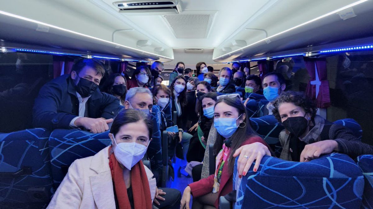 Maisa_Rojas's tweet photo. Porque un bus es más sustentable y eficiente que el transporte particular, las ministras y ministros del gabinete del Presidente @gabrielboric llegamos a la Catedral de Santiago juntos 🚍. Con pequeñas acciones podemos sumarnos a la acción climática 💪🏼#Tedeum https://t.co/OZd5XelnZ1