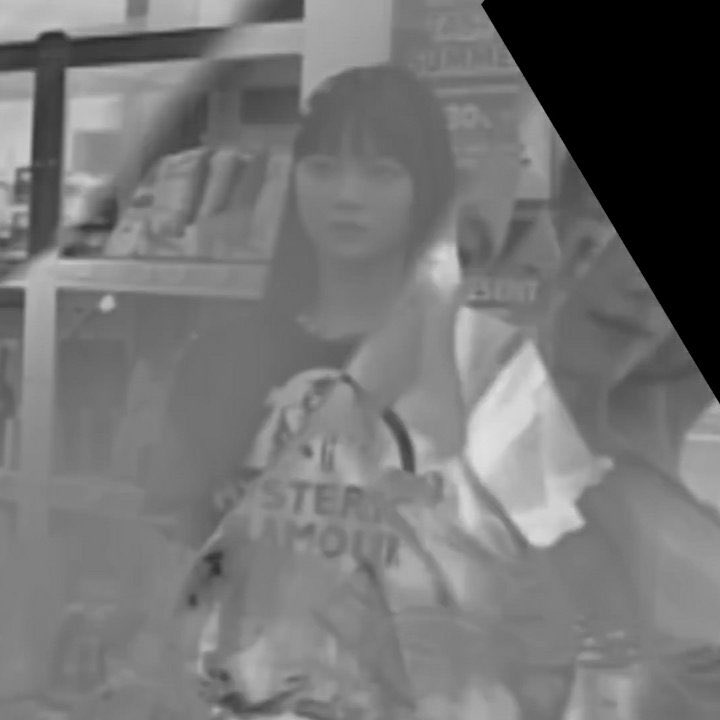 euncentre's tweet photo. can’t tell if this is chaewon or eunchae 😭😭 https://t.co/tVTwfutNMg