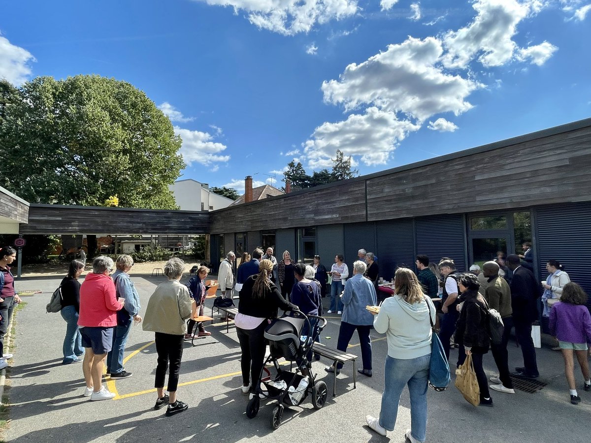 NousSommesMassy's tweet photo. 📸 Retour en images sur notre repas partagé de la rentrée. 

☀️ Une belle après-midi à l’Espace Jean-Mermoz à #Massy où les membres et amis de l’association ont pu partager un moment de convivialité à l’occasion de la rentrée. 

✍️ Rejoignez-nous : https://t.co/wIvN0WruhT https://t.co/qcWCHiWCnK