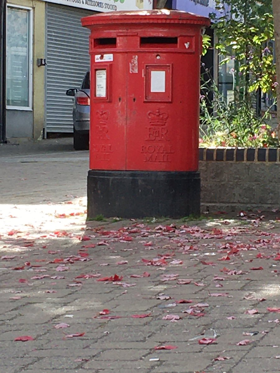 nickpynn's tweet photo. Just musing on what’ll replace a post box presently showing ‘ER Royal Mail’….C3PO? https://t.co/hidxxpAffv