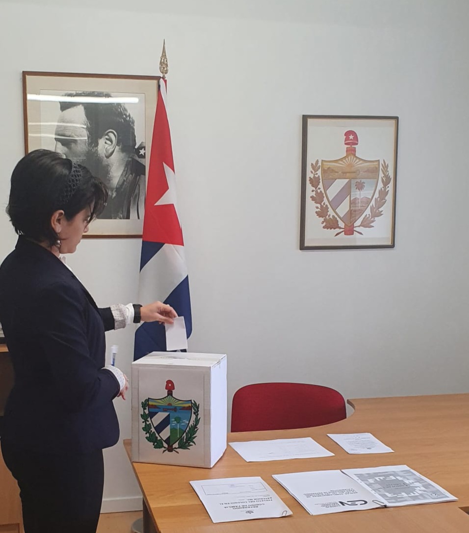 Hoy ejercí mi derecho al voto por una #Cuba 🇨🇺 con más derechos para más personas, más justa e inclusiva. 🏳️‍🌈
#CodigoSi #YoVotoSi