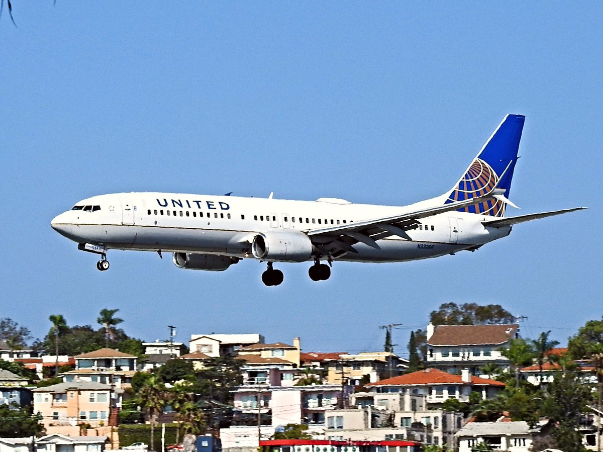 N33266 ETOPS Boeing 737-824 operating as United UA1421 landing KSAN runway 27 on 17 September 2022. #avgeek #planespotting