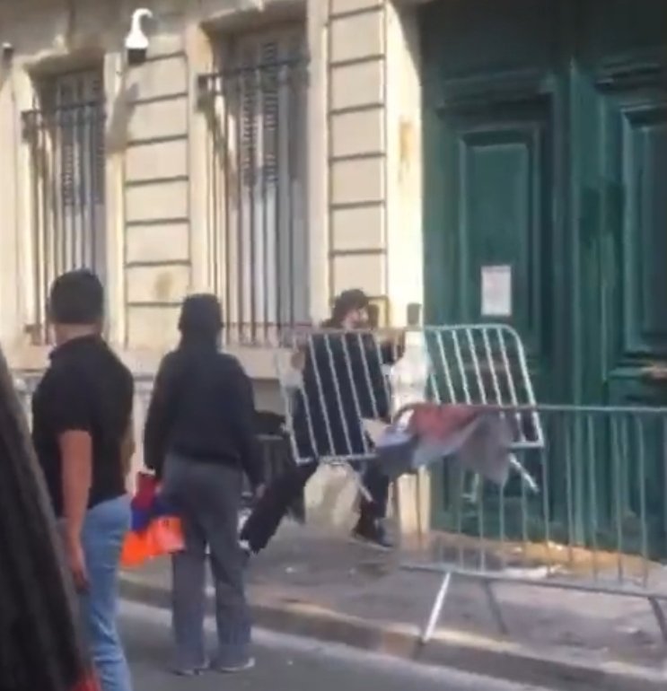 La prefecture de police / mairie de Paris ne protège pas les ambassades ? Faut il attendre des morts sur le sol français ?

<a href="/prefpolice/">Préfecture de Police</a> <a href="/Paris/">Paris</a> <a href="/le_Parisien/">Le Parisien</a> <a href="/BFMTV/">BFM</a>