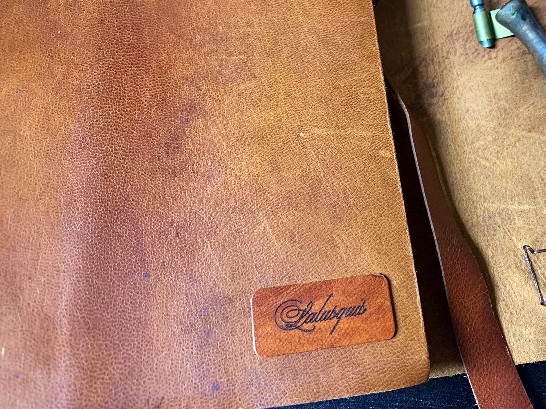 lalusquis's tweet photo. Agenda en piel de potro con curtido vegetal. Personalizada con nombre grabado a láser. Más de 180 hojas en color ahuesado esperando a ser rellenadas. De ideas, de pensamientos, de tareas, de historias…
#feitoconagarimo #feitoaman ❤️ https://t.co/tebcJn5xoE
