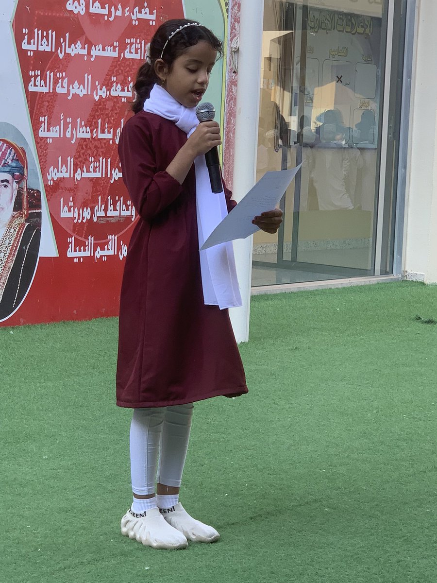 الاعلان عن وصول دفعه جديده من القصص الشيقه وايضا دعوه المعلمات لزياره مركز مصادر التعلم والاطلاع على الموسوعه العمانيه للاستفاده