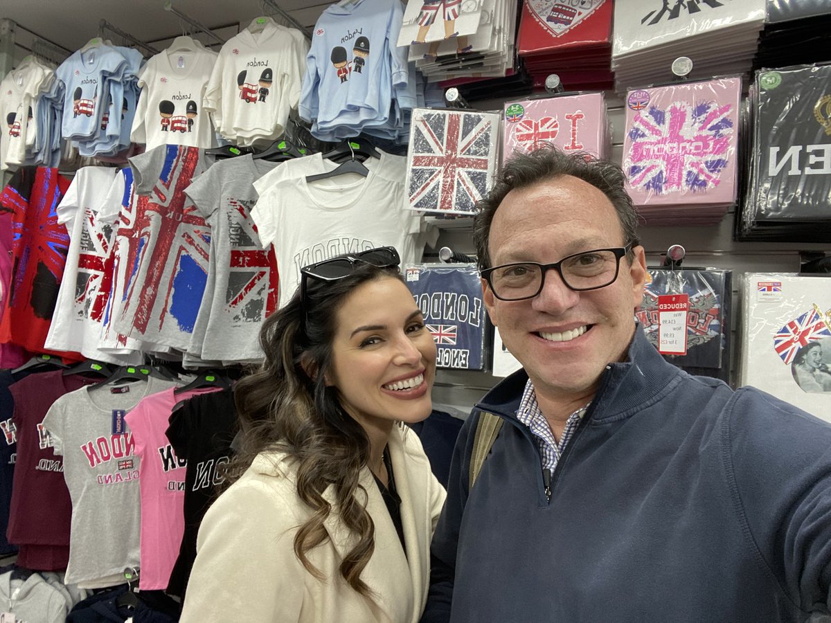 RickFolbaum's tweet photo. You never know who you’re going to bump into while souvenir shopping in London! @VanessaBorge #coveringthequeen #formercolleague https://t.co/BEkrJZoq8F