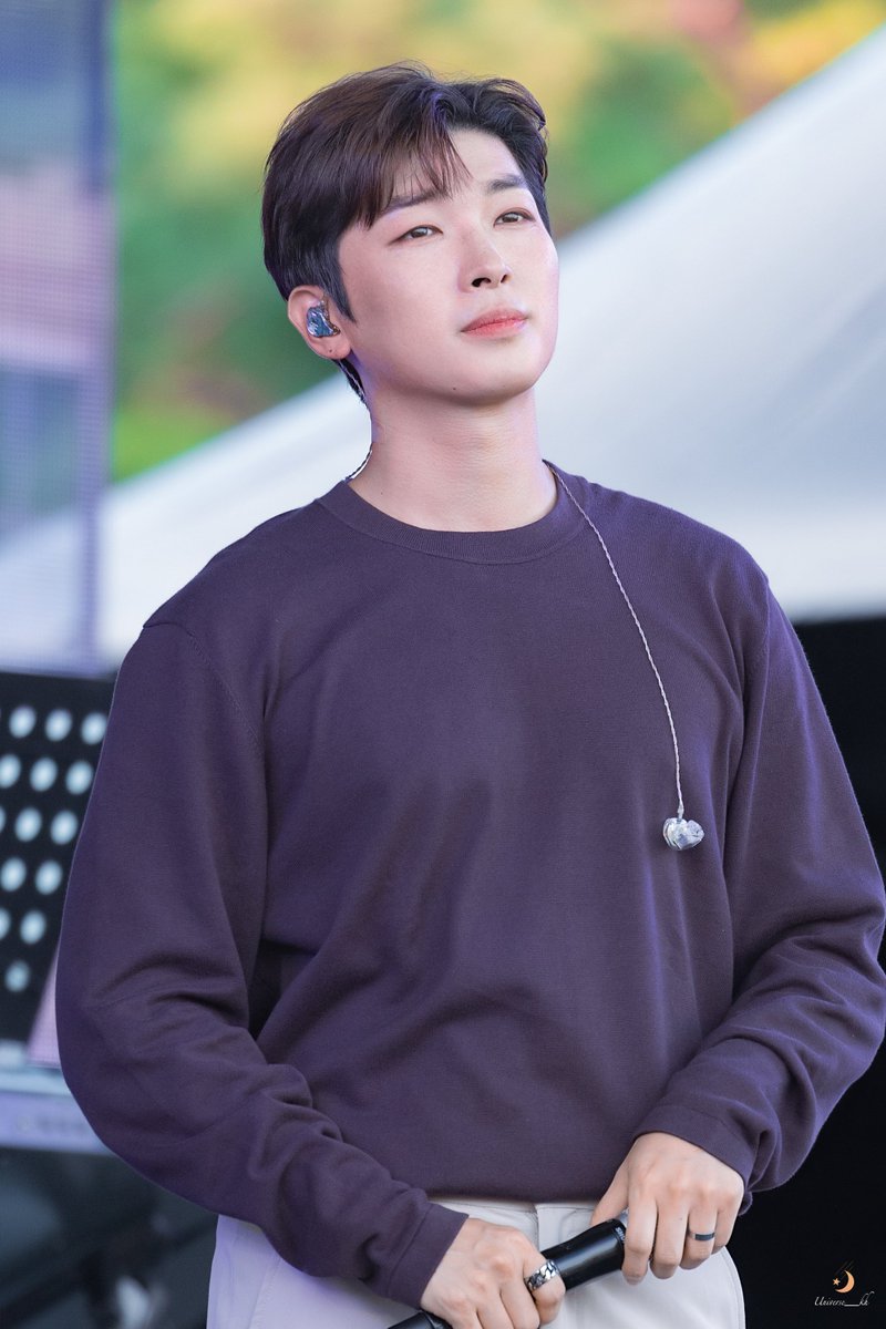 Universe__kh's tweet photo. 220918 리슨어게인 페스티벌 🎈 

#박강현

고향 보는 표정🥲 https://t.co/OWI8hiK5dO