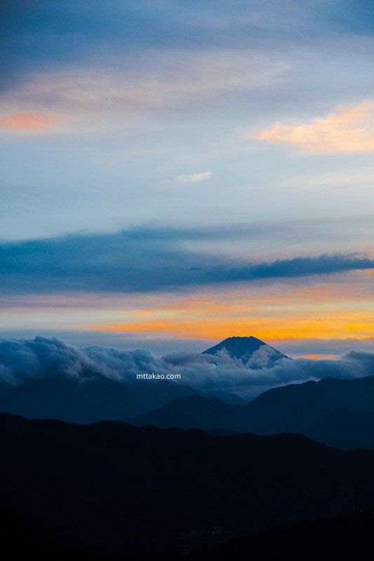 少し前に撮った高尾山🌿山頂から見える夕暮れの綺麗な富士山の雲海の写真です