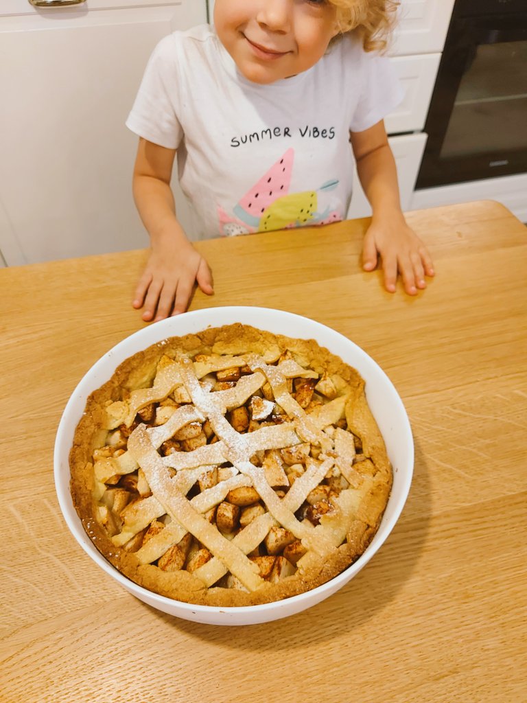 PlPrzemys's tweet photo. Przygotowania do obiado-koacji rozpoczęte. Na pierwszy rzut deser tarta jabłkowa. Gdy foto pokazywało zapach 😀😃🙂.
#deser
#iloveapple
#sunday
#inprogres https://t.co/atRHYSHaeU