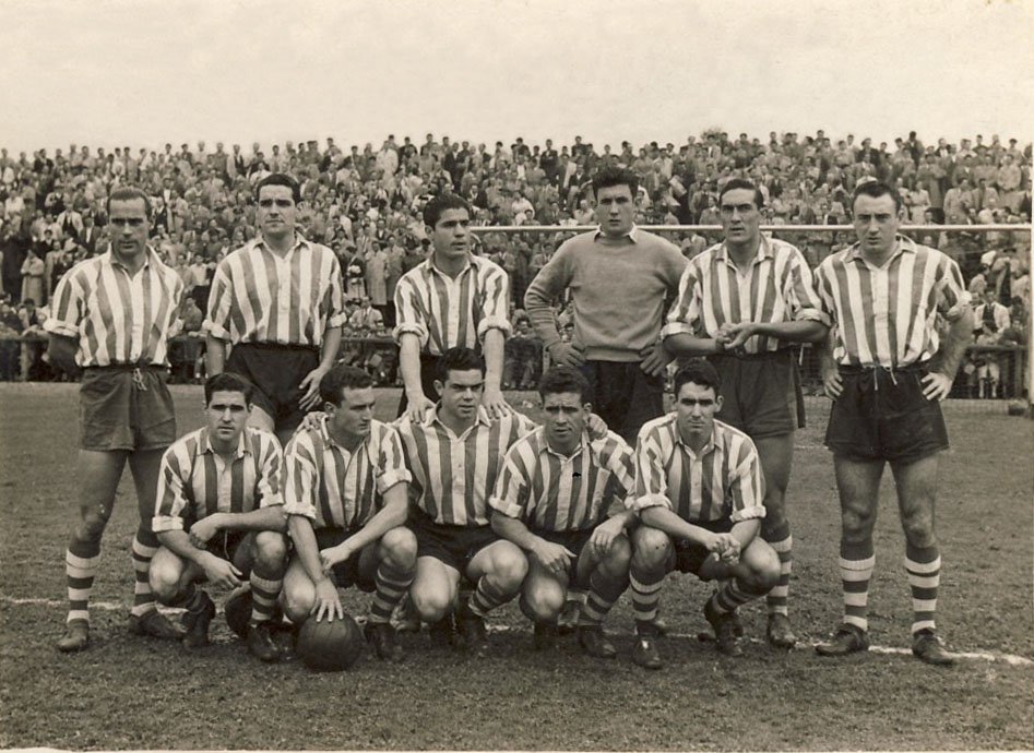 AthleticTxistu's tweet photo. Panizo, Garay, Gainza, Carmelo, Venancio, Areta I; Orue, Canito, Arieta I, Manolín y Artetxe. Año 1953 https://t.co/WiO91sNKhh