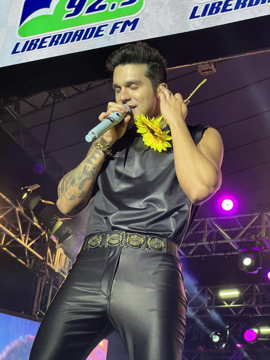 vanderssonsilva's tweet photo. O maldito girassol… todo show a mesma emoção ❤️🥰
#parademinas #sobreontem #ls #luansantana @luansantana @centraldoluan https://t.co/SbmpOoGEmq
