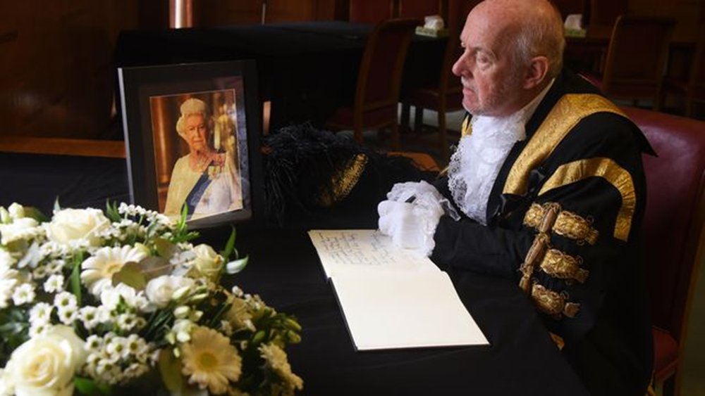 LMNorwich's tweet photo. #Norwich’s #BookofCondolence will remain open until 4:00pm Tuesday 20th September.  All are welcome at City Hall to sign the book and add your thoughts at this time. And our queue is shorter.  Thanks you press photographer Denise Bradley @DB_norfolkpics  and @EDP24 for photograph https://t.co/OoBs4eGp4C